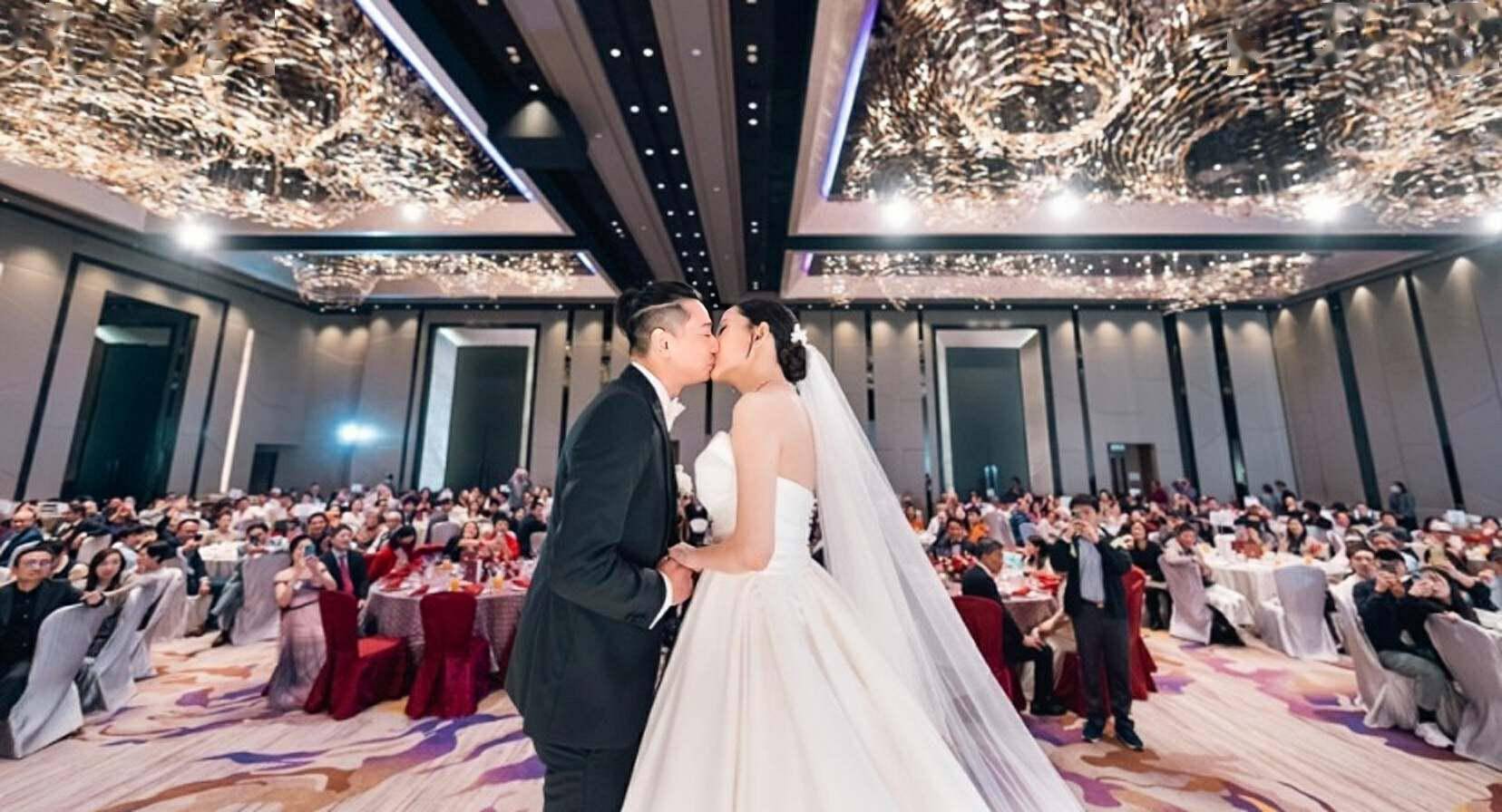 恭喜！香港知名女星宝马娱乐文凯玲在星级酒店结婚穿低胸婚纱大晒